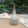 Olijfoliefles van keramiek. handgemaakt, en elke fles is anders