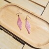 Oudroze oorbellen van satin-silk glaskralen – met verguld zilveren haakje, 7 cm