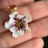 Rood-witte bloem oorbellen met gouden details