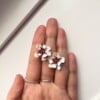 Rood-witte bloem oorbellen met gouden details
