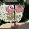 Roze fringe oorbellen met gouden ster – korte handgemaakte oorbellen met Miyuki kralen