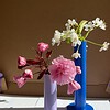 Schilderij "Random houseware + flowers" - origineel kunstwerk van olieverf