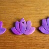 Set van drie, twee Oorbellen en een Ketting hanger Paars Lotus Polymeer Klei