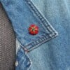 Tomaat pin voor tas of kleding
