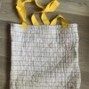 Tote bag van een doorgestikte sprei met bloemen, vlinders en vogels