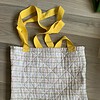 Tote bag van een doorgestikte sprei met bloemen, vlinders en vogels