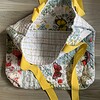 Tote bag van een doorgestikte sprei met bloemen, vlinders en vogels