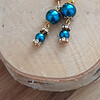Unieke oorbellen: Blauw/goud studs: Handgemaakt met glazen kralen