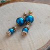 Unieke oorbellen: Blauw/goud studs: Handgemaakt met glazen kralen