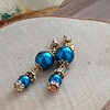 Unieke oorbellen: Blauw/goud studs: Handgemaakt met glazen kralen