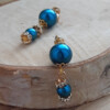Unieke oorbellen: Blauw/goud studs: Handgemaakt met glazen kralen