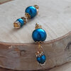 Unieke oorbellen: Blauw/goud studs: Handgemaakt met glazen kralen