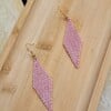 Zalmroze oorbellen van satin-silk glaskralen – met verguld zilveren haakje, 7 cm