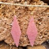 Zalmroze oorbellen van satin-silk glaskralen – met verguld zilveren haakje, 7 cm