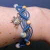 Blauwe armband met schildpad - handgeknoopt met waxkoord, houten en gemarmerde kralen | Ocean Glow collectie