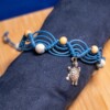 Blauwe armband met schildpad - handgeknoopt met waxkoord, houten en gemarmerde kralen | Ocean Glow collectie
