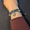 Blauwe armband met schildpad - handgeknoopt met waxkoord, houten en gemarmerde kralen | Ocean Glow collectie