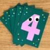 Feestbundel: Nummer 4 Taarttopper + 5 Uitnodigingen – Handgemaakt & Uniek