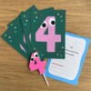 Feestbundel: Nummer 4 Taarttopper + 5 Uitnodigingen – Handgemaakt & Uniek