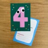 Feestbundel: Nummer 4 Taarttopper + 5 Uitnodigingen – Handgemaakt & Uniek