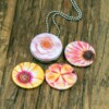 Foto medaillon ketting met 3 verschillende verwisselbare voorkanten met close up foto`s van zacht roze,gele en zalm kleurige bloemen, binnen in komt de foto die je graag dicht bij je draagt