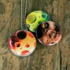 Fotomedaillon ketting/medaillon ketting met close up van olie bellen, in oranje,bruin en groen gele tinten. Roest vrij stalen ketting,rvs medaillonm,roestvrij staal medaillon. Voor het dicht bij je dragen van je favoriete foto.
