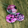 Fotomedaillon ketting/medaillon ketting met close up van olie bellen,en buitenaards aandoende bloemen, in pink tinten tinten. Roest vrij stalen ketting,rvs medaillon,roestvrij staal medaillon. Voor het dicht bij je dragen van je favoriete foto.