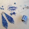 Fringe oorbellen Confetti Blue Tone – brick stitch, Miyuki Delica kralen, 9 cm lang, rvs ringen