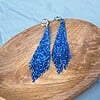 Fringe oorbellen Confetti Blue Tone – brick stitch, Miyuki Delica kralen, 9 cm lang, rvs ringen