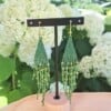 Fringe oorbellen Emerald Goddess – groen, glaskralen & kristallen, 12,5 cm lang, verguld zilveren oorhaken