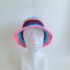 Gehaakte bucket hat | Donkerblauw, turquoise, roze en rood