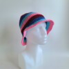 Gehaakte bucket hat | Donkerblauw, turquoise, roze en rood