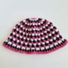 Gehaakte bucket hat | Fuchsia, wit en zwart