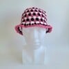 Gehaakte bucket hat | Fuchsia, wit en zwart