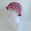 Gehaakte bucket hat | Fuchsia, wit en zwart
