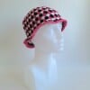Gehaakte bucket hat | Fuchsia, wit en zwart