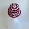 Gehaakte bucket hat | Fuchsia, wit en zwart