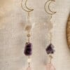 Gouden driehoek edelsteenhanger als decoratie in huis