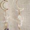 Gouden driehoek edelsteenhanger als decoratie in huis