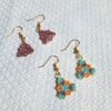 Kleine driehoekige Miyuki oorbellen met bloemmotief – Blossom-serie, verguld zilver, handgemaakt
