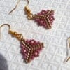 Kleine driehoekige Miyuki oorbellen met bloemmotief – Blossom-serie, verguld zilver, handgemaakt