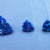 Kleine oorbellen met kralen – Confetti mini-studs ‘Blue Tone’ (handgemaakt, 9 mm)