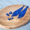 Kleine oorbellen met kralen – Confetti mini-studs ‘Blue Tone’ (handgemaakt, 9 mm)