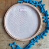 Kruissteek geborduurd, Olifantje in houten borduurring, handwerk, kraamkado