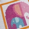 Kruissteek geborduurd, Olifantje in houten borduurring, handwerk, kraamkado
