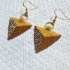 Oorbellen “Golden Earth” – driehoekige Miyuki oorbellen met verguld zilver, 5 cm