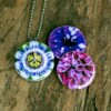 Roestvrij stalen fotomedaillon ketting met drie verschillende verwisselbare voorkanten met close up foto`s van passiebloem,paarse bloem en donker roze bloem. Rvs/roesvrij stalen fotomedaillon. Voor het dicht bij je dragen van je favoriete foto.