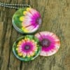 Roestvrij stalen fotomedaillon ketting met drie verschillende verwisselbare voorkanten met close up foto`s in aqua blauw. Rvs/roesvrij stalen fotomedaillon. Voor het dicht bij je dragen van je favoriete foto.