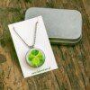 Roestvrij stalen fotomedaillon ketting met drie verschillende verwisselbare voorkanten met close up foto's van bloemen en planten in zwart wit.Rvs/roesvrij stalen fotomedaillon. Voor het dicht bij je dragen van je favoriete foto.