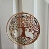 Suncatcher met goudkleurige levensboom en twee prismasterren.